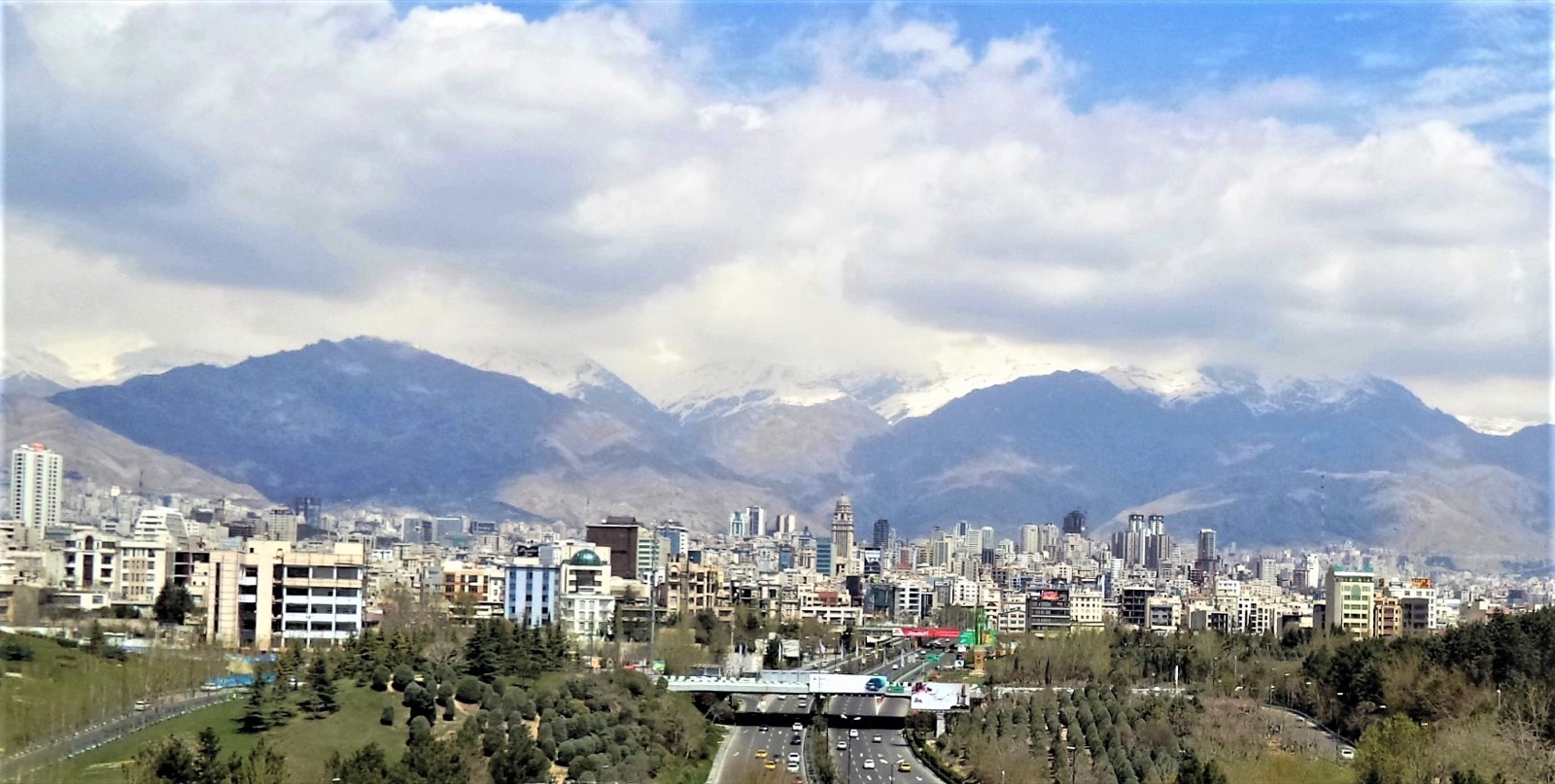 نمای روزانه از خط آسمان تهران با کوه‌های برف‌پوش البرز در پشت شهر